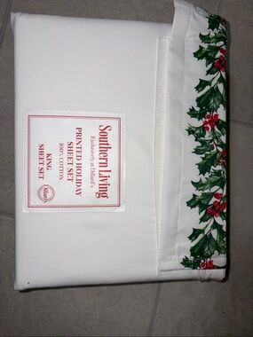Southern Living Christmas Sheets KING set White With Holly Floral Print NEW